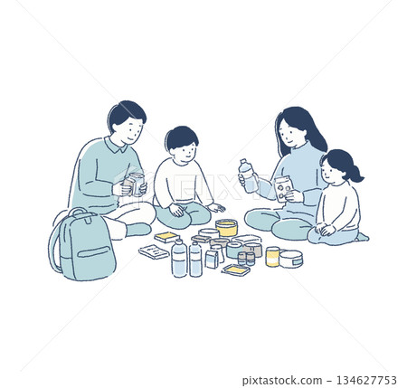 一家人準備防災物資的插圖 134627753