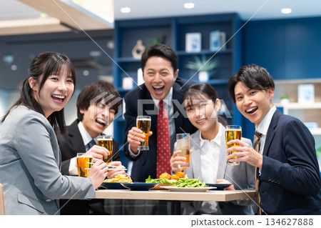 商人們正在舉行宴會 商人們正在舉行宴會 134627888