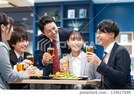 商人們正在舉行宴會 商人們正在舉行宴會 134627890