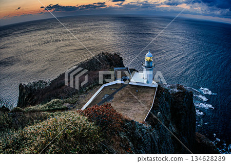 地球岬燈塔和沐浴在晨光中的大海 134628289
