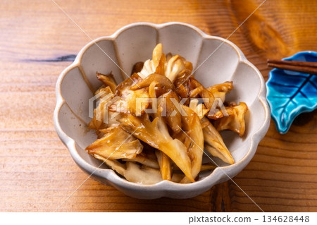 黃油和醬油炒舞茸蘑菇 黃油和醬油炒舞茸蘑菇 134628448