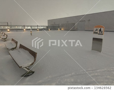 暴風雪中的函館機場接駁巴士候車亭（長椅） 134628562