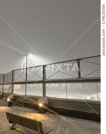暴風雪中的函館機場接駁巴士候車亭（長椅） 134628566
