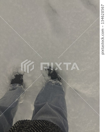 雙腳埋在厚厚的雪裡 134628567
