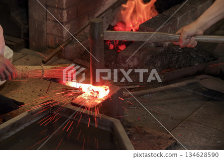 Sparks fly as Japanese swords are forged 134628590