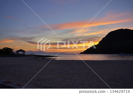 海岸被弄髒在日落 海岸被弄髒在日落 134629719