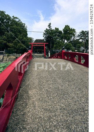 紅鳥居和紅橋 134629724