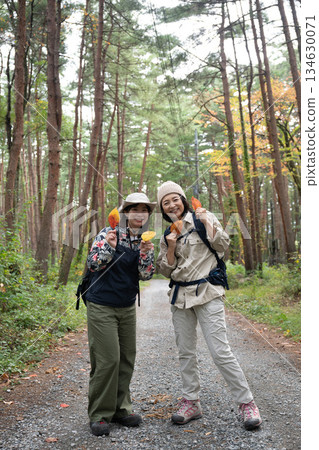 Mother and daughter enjoying autumn mountain climbing in Yatsugatake, Yamanashi Mother and daughter enjoying autumn mountain climbing in Yatsugatake, Yamanashi 134630071