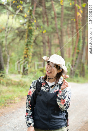 一位女子在山梨縣八岳徒步旅行時發現了秋天的美景。 一位女子在山梨縣八岳徒步旅行時發現了秋天的美景。 134630195
