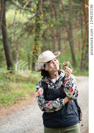 一位女子在山梨縣八岳徒步旅行時發現了秋天的美景。 134630196