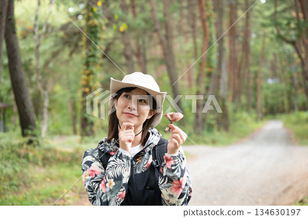 一位女子在山梨縣八岳徒步旅行時發現了秋天的美景。 134630197