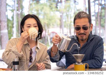 一對老年夫婦在山梨縣八岳徒步旅行 134630252