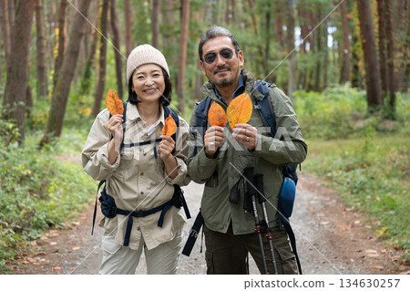 一對老年夫婦在山梨縣八岳徒步旅行 一對老年夫婦在山梨縣八岳徒步旅行 134630257