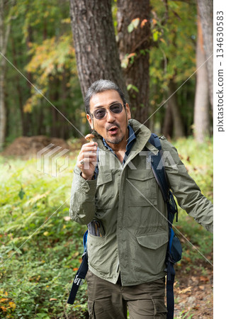 一位英俊的男子在山梨縣八岳徒步旅行,享受著秋日的美好。 一位英俊的男子在山梨縣八岳徒步旅行,享受著秋日的美好。 134630583