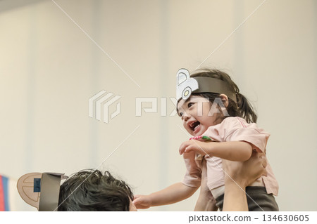 [Nursery school sports day: performing with dad, "flying high"] 134630605