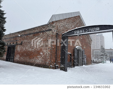 Snow falling at Kanamori Red Brick Warehouse 134631002