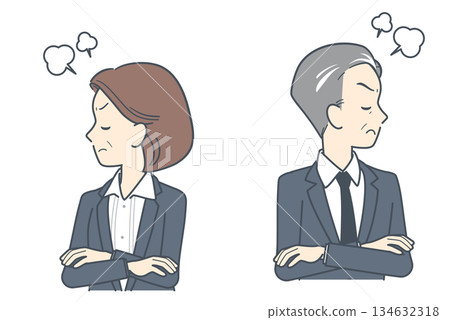 圖:一位中年商人和一位中年女商人雙手交叉,目光看向別處。 圖:一位中年商人和一位中年女商人雙手交叉,目光看向別處。 134632318