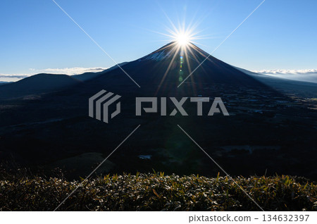 Spectacular view of Diamond Fuji from Mount Ryugatake (New Year's holiday) Spectacular view of Diamond Fuji from Mount Ryugatake (New Year's holiday) 134632397