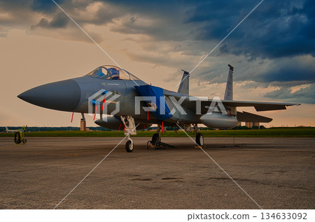 F15，背景是落日 134633092