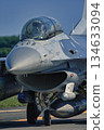 F16戰鬥機沿跑道滑行 134633094
