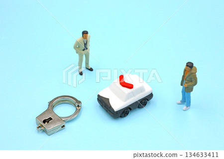 警車和手銬 警車和手銬 134633411