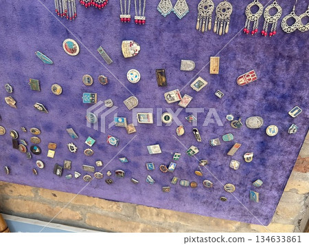 烏茲別克一家紀念品商店裡擺放著一排徽章。 烏茲別克一家紀念品商店裡擺放著一排徽章。 134633861