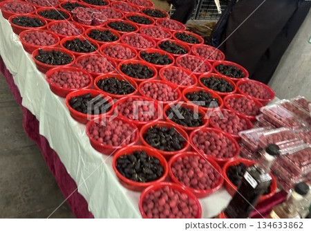 烏茲別克某市場展示的黑莓與覆盆子 烏茲別克某市場展示的黑莓與覆盆子 134633862