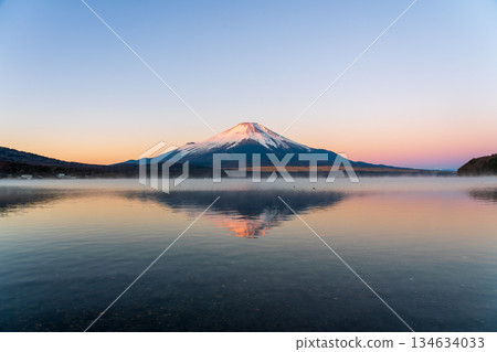 冬季,紅色的富士山倒映在山中湖面上。 冬季,紅色的富士山倒映在山中湖面上。 134634033