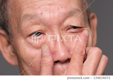高級男性眼睛 134634072