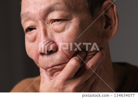 高級男性眼睛 134634077