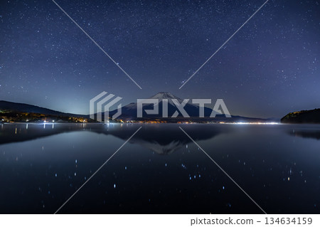 獵戶座沉入富士山後，倒映在山中湖面上。 134634159