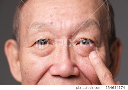 高級男性眼睛 134634174