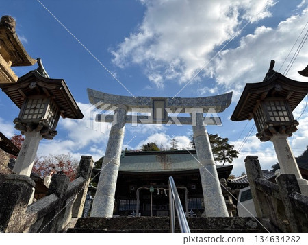 須山神社的陶瓷鳥居與天空景觀 134634282