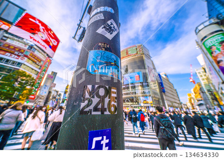 日本東京的城市景觀又貼滿了貼紙……又到年底了。澀谷依然迎來絡繹不絕的入境遊客,其中大部分是外國遊客。照片裡那根柱子上的貼紙已經被撕掉了。 日本東京的城市景觀又貼滿了貼紙……又到年底了。澀谷依然迎來絡繹不絕的入境遊客,其中大部分是外國遊客。照片裡那根柱子上的貼紙已經被撕掉了。 134634330