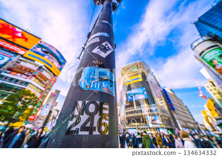 日本東京的城市景觀又貼滿了貼紙……又到年底了。澀谷依然迎來絡繹不絕的入境遊客,其中大部分是外國遊客。照片裡那根柱子上的貼紙已經被撕掉了。 日本東京的城市景觀又貼滿了貼紙……又到年底了。澀谷依然迎來絡繹不絕的入境遊客,其中大部分是外國遊客。照片裡那根柱子上的貼紙已經被撕掉了。 134634332