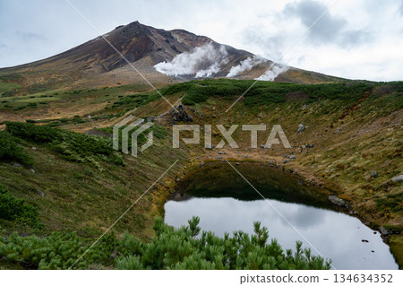 Hokkaido's highest peak, Mount Asahi in early autumn 134634352