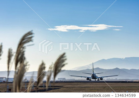 黃昏時分的仙台機場，飛機起飛，宮城縣名取市 134634599