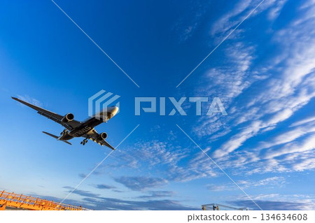 黃昏時分的仙台機場，飛機降落，宮城縣名取市 134634608