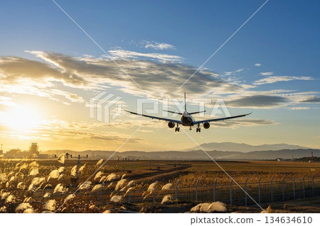 黃昏時分的仙台機場，飛機降落，宮城縣名取市 134634610