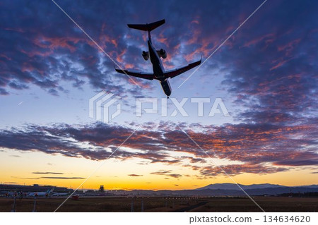 黃昏時分的仙台機場，飛機降落，宮城縣名取市 134634620