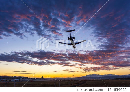 黃昏時分的仙台機場，飛機降落，宮城縣名取市 134634621