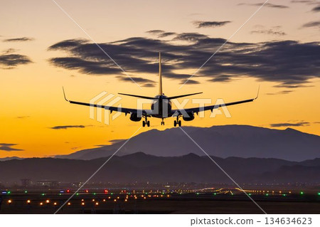 黃昏時分的仙台機場，飛機降落，宮城縣名取市 134634623