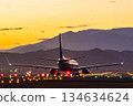 黃昏時分的仙台機場，飛機起飛，宮城縣名取市 134634624