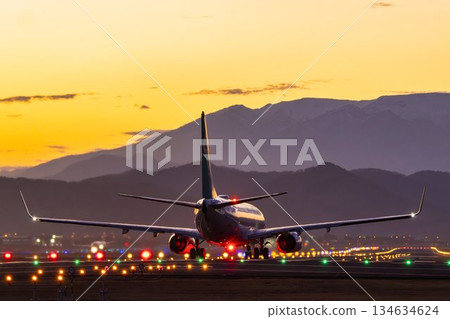 黃昏時分的仙台機場，飛機起飛，宮城縣名取市 134634624