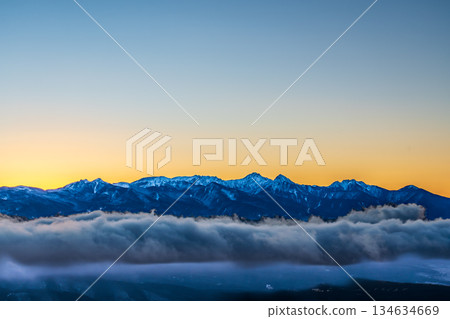 冬季清晨，從霧峰高原頂峰眺望八嶽山。 134634669