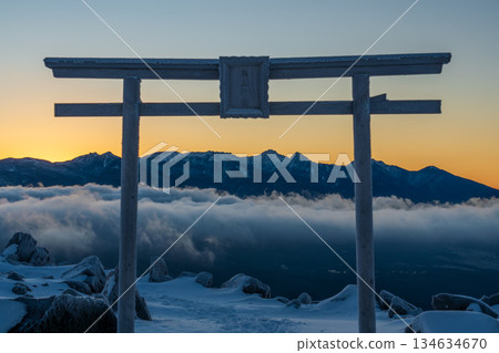 冬季清晨，從霧峰高原頂峰眺望八嶽山。 134634670