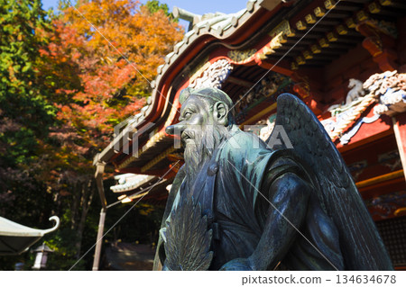 高尾山藥王院主殿前的天狗雕像與秋葉 高尾山藥王院主殿前的天狗雕像與秋葉 134634678