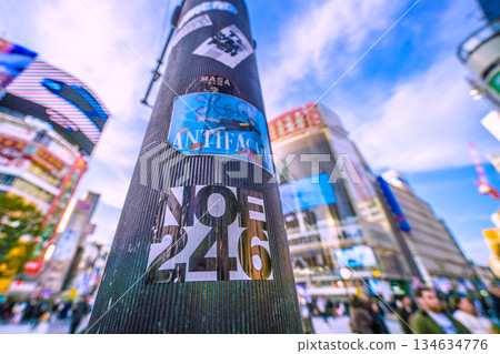 日本東京的城市景觀又貼滿了貼紙……又到年底了。澀谷依然迎來絡繹不絕的入境遊客，其中大部分是外國遊客。照片裡那根柱子上的貼紙已經被撕掉了。 134634776