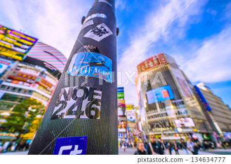 日本東京的城市景觀又貼滿了貼紙……又到年底了。澀谷依然迎來絡繹不絕的入境遊客,其中大部分是外國遊客。照片裡那根柱子上的貼紙已經被撕掉了。 日本東京的城市景觀又貼滿了貼紙……又到年底了。澀谷依然迎來絡繹不絕的入境遊客,其中大部分是外國遊客。照片裡那根柱子上的貼紙已經被撕掉了。 134634777