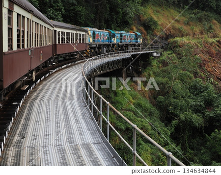從庫蘭達觀光火車的車窗望去，可以看到一道鋼索橫跨陡坡，形成一道優美的弧線。 134634844